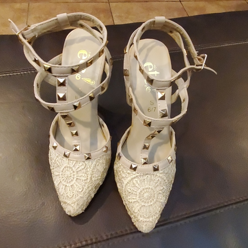 Super cute strappy heels... BRAND NEW!